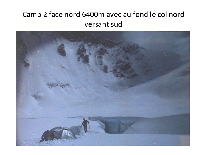 Camp 2 face nord 6400 m avec au fond le col nord versant sud