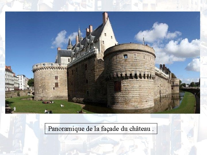 Panoramique de la façade du château. 