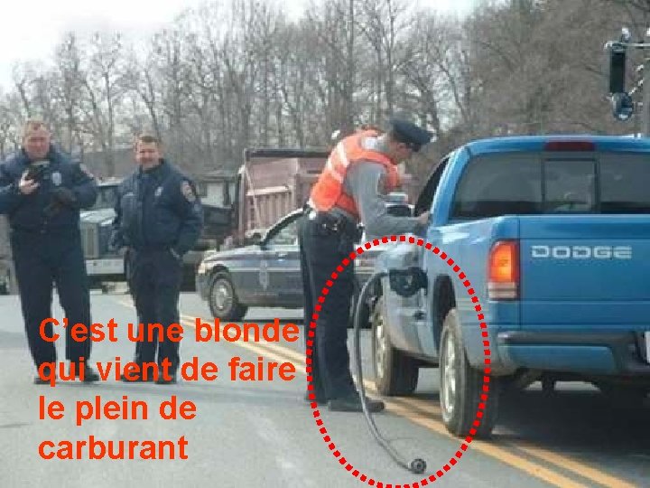 C’est une blonde qui vient de faire le plein de carburant 