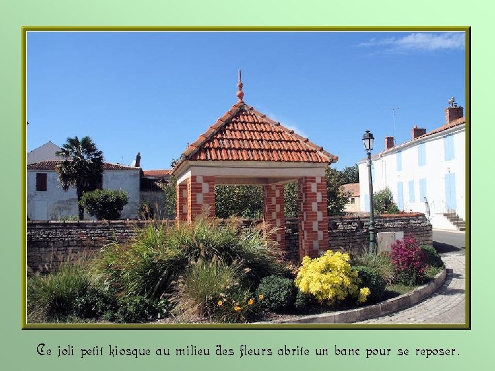 Ce joli petit kiosque au milieu des fleurs abrite un banc pour se reposer.