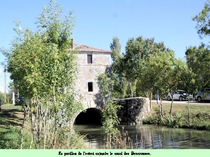 Le pavillon de l’octroi enjambe le canal des Bourrasses. 