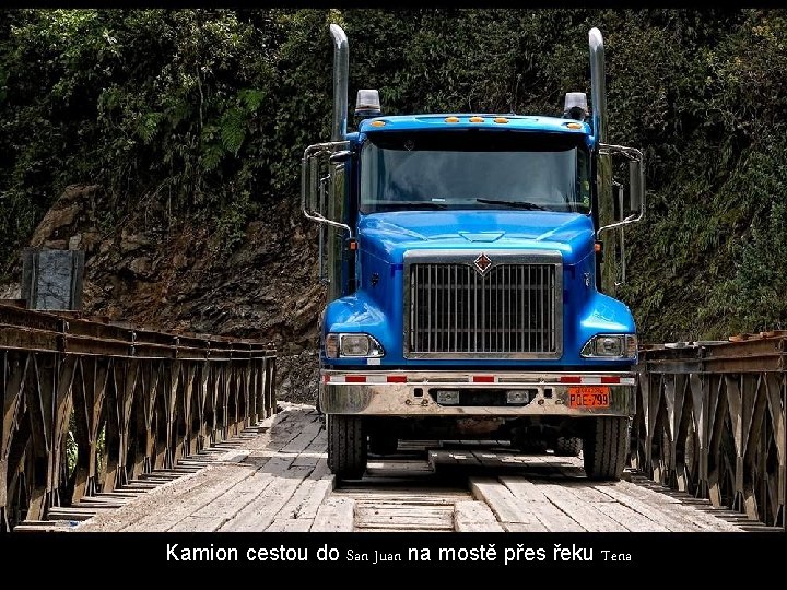 Kamion cestou do San Juan na mostě přes řeku Tena 