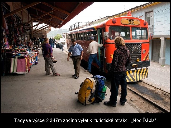 Tady ve výšce 2 347 m začíná výlet k turistické atrakci „Nos Ďábla“ 