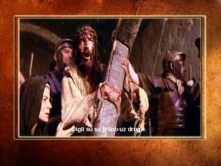 Digli su se jedno uz drugo. 