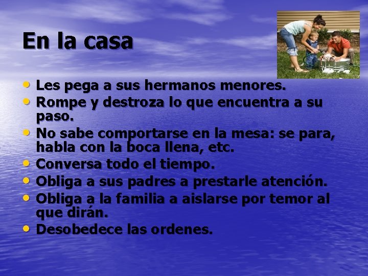 En la casa • Les pega a sus hermanos menores. • Rompe y destroza