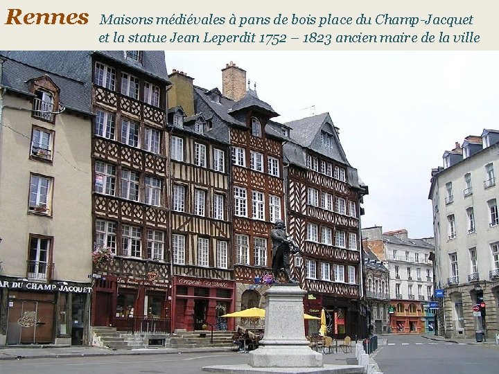 Rennes Maisons médiévales à pans de bois place du Champ-Jacquet et la statue Jean