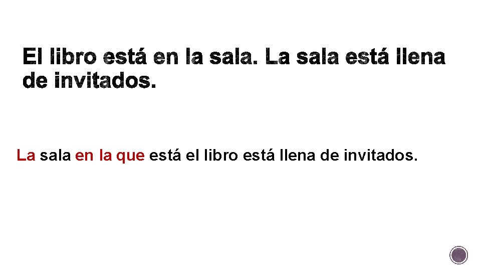 La sala en la que está el libro está llena de invitados. 