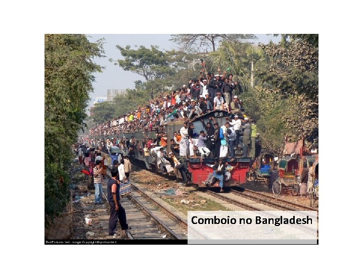 UMA IMAGEM RECORTADA Comboio no Bangladesh 