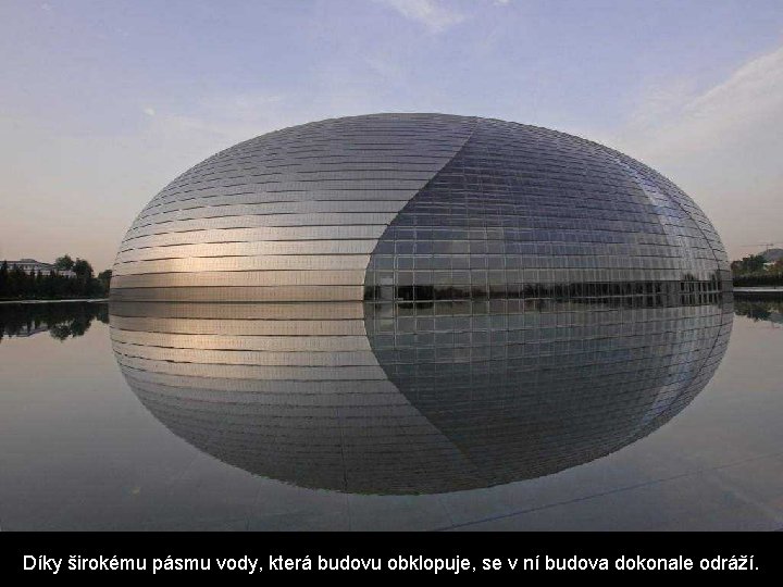 Díky širokému pásmu vody, která budovu obklopuje, se v ní budova dokonale odráží. 