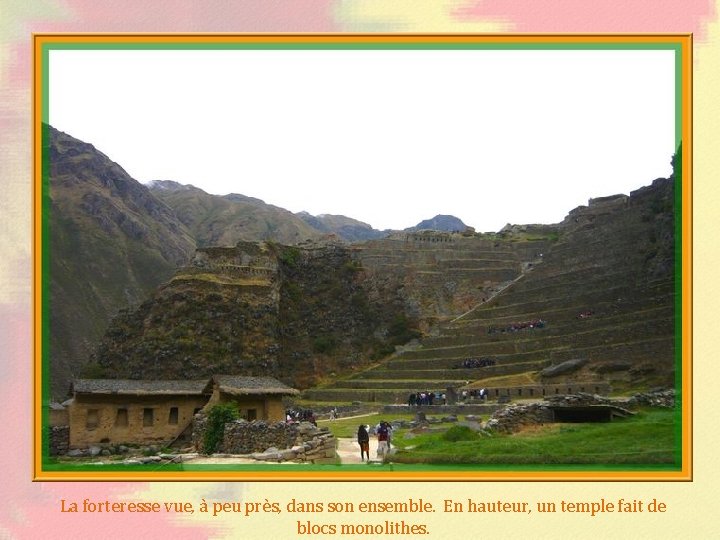 La forteresse vue, à peu près, dans son ensemble. En hauteur, un temple fait