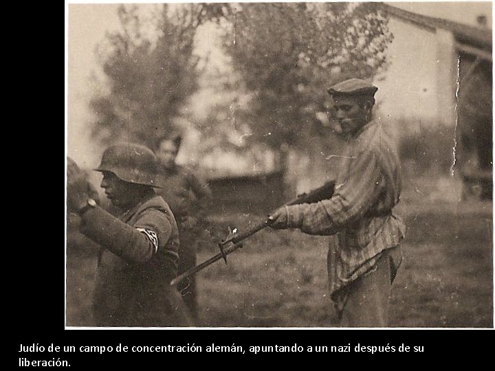 Judío de un campo de concentración alemán, apuntando a un nazi después de su