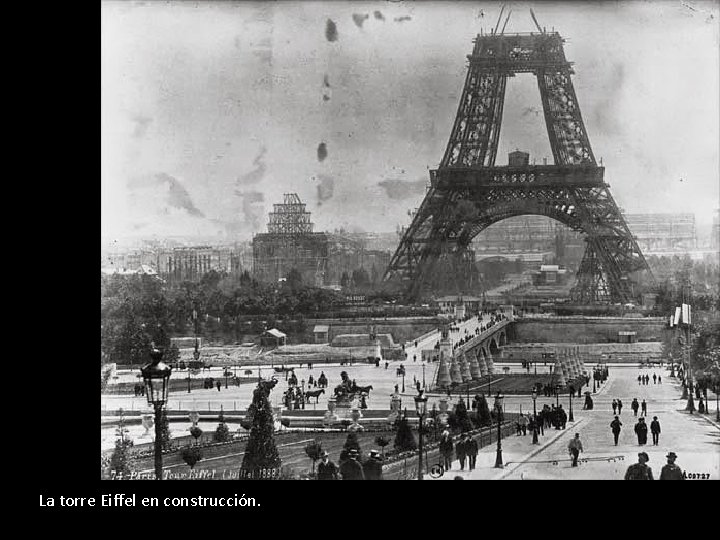 La torre Eiffel en construcción. 