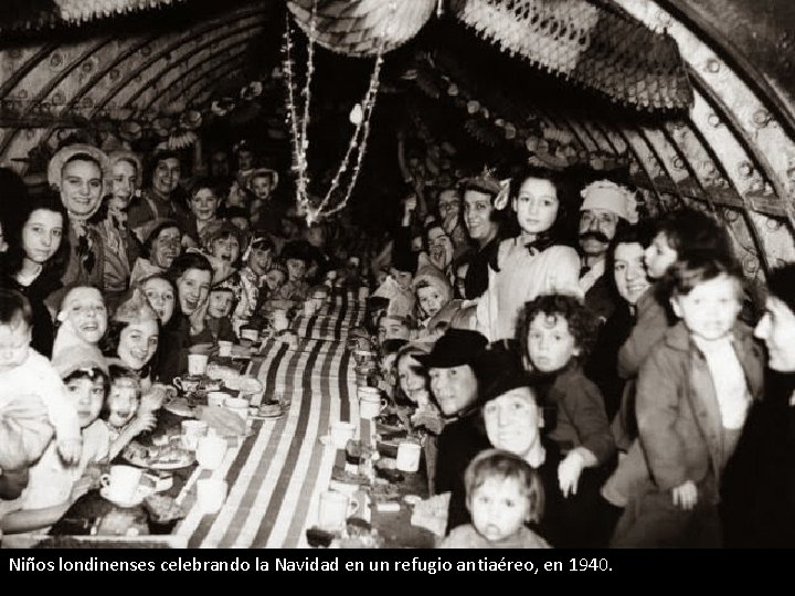 Niños londinenses celebrando la Navidad en un refugio antiaéreo, en 1940. 
