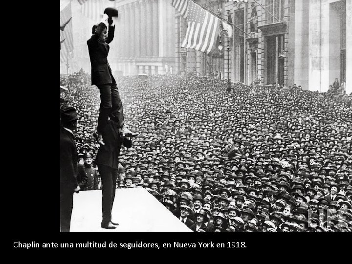 Chaplin ante una multitud de seguidores, en Nueva York en 1918. 