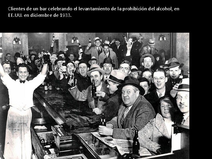 Clientes de un bar celebrando el levantamiento de la prohibición del alcohol, en EE.