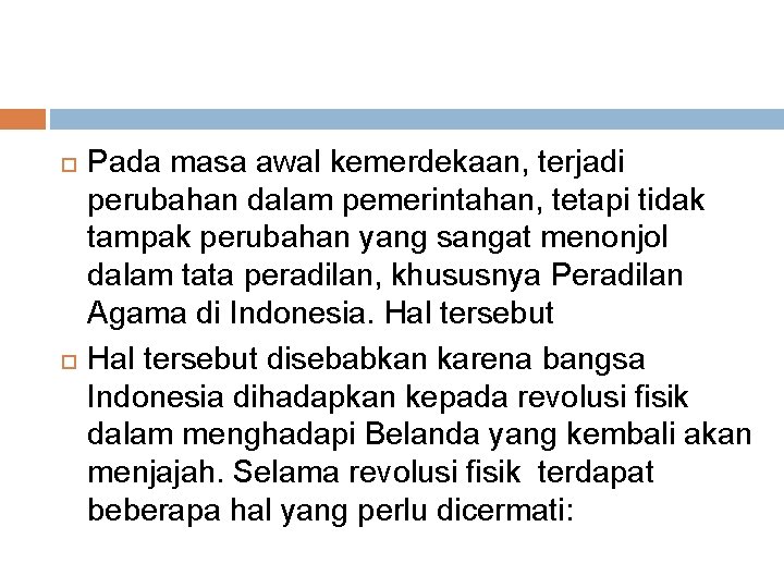 Pada masa awal kemerdekaan, terjadi perubahan dalam pemerintahan, tetapi tidak tampak perubahan yang Pada masa awal kemerdekaan, terjadi perubahan dalam pemerintahan, tetapi tidak tampak perubahan yang