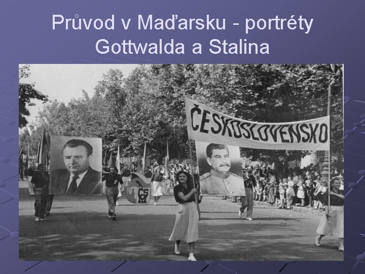 Průvod v Maďarsku - portréty Gottwalda a Stalina 