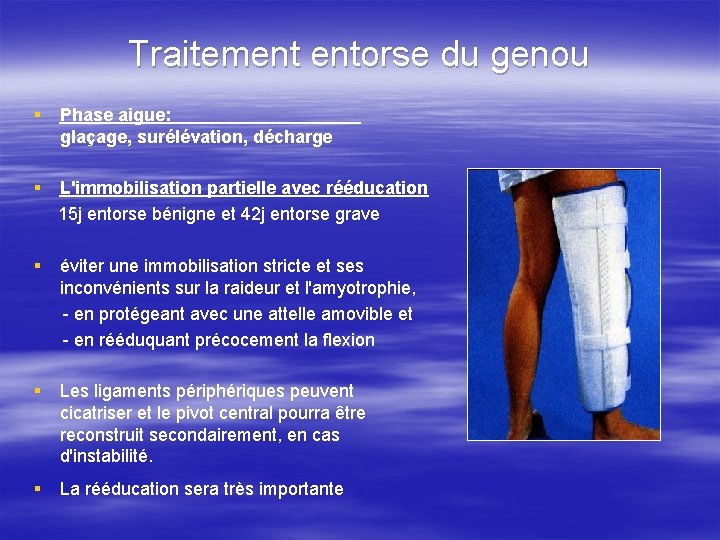 Traitement entorse du genou § Phase aigue: glaçage, surélévation, décharge § L'immobilisation partielle avec