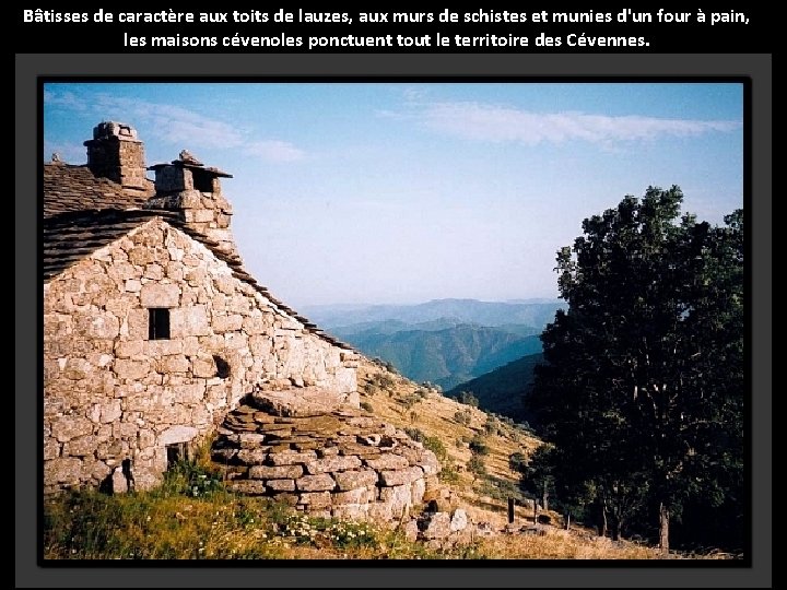 Bâtisses de caractère aux toits de lauzes, aux murs de schistes et munies d'un