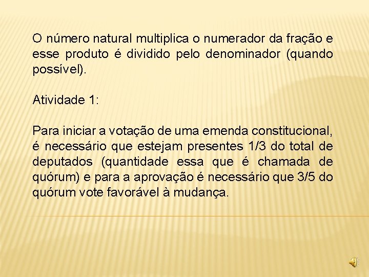 O número natural multiplica o numerador da fração e esse produto é dividido pelo