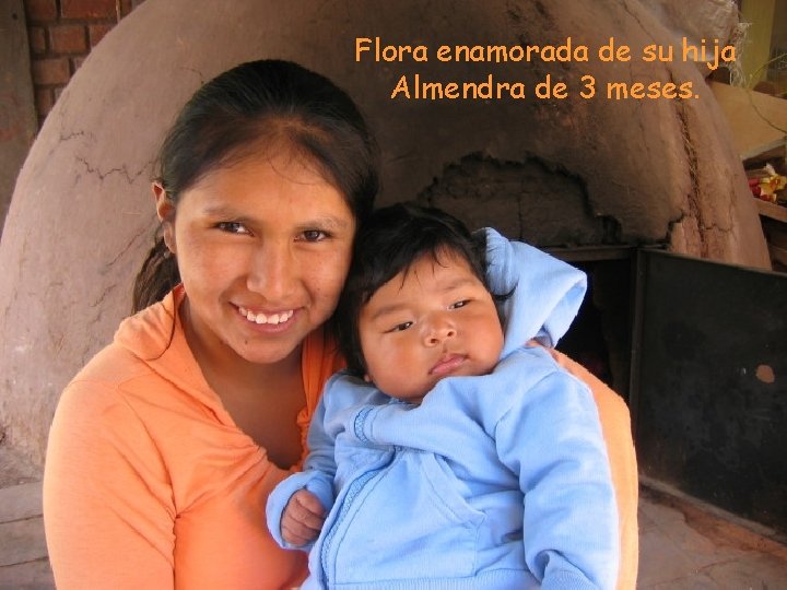 Flora enamorada de su hija Almendra de 3 meses. 
