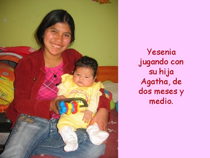 Yesenia jugando con su hija Agatha, de dos meses y medio. 