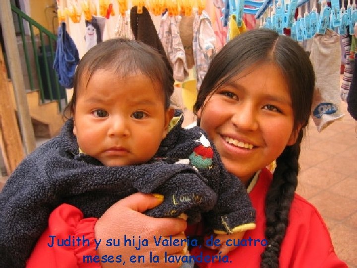 Judith y su hija Valeria, de cuatro meses, en la lavandería. 
