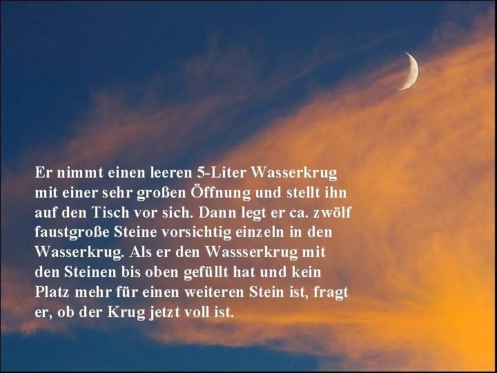 Er nimmt einen leeren 5 -Liter Wasserkrug mit einer sehr großen Öffnung und stellt