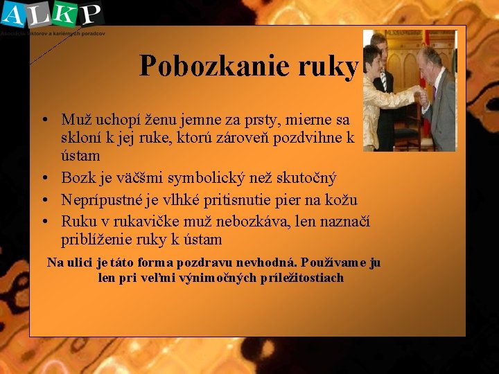 Pobozkanie ruky • Muž uchopí ženu jemne za prsty, mierne sa skloní k jej