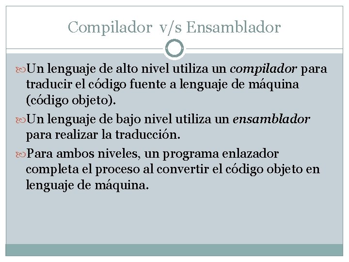 Compilador v/s Ensamblador Un lenguaje de alto nivel utiliza un compilador para traducir el