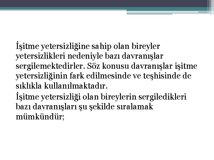 İşitme yetersizliğine sahip olan bireyler yetersizlikleri nedeniyle bazı davranışlar sergilemektedirler. Söz konusu davranışlar işitme