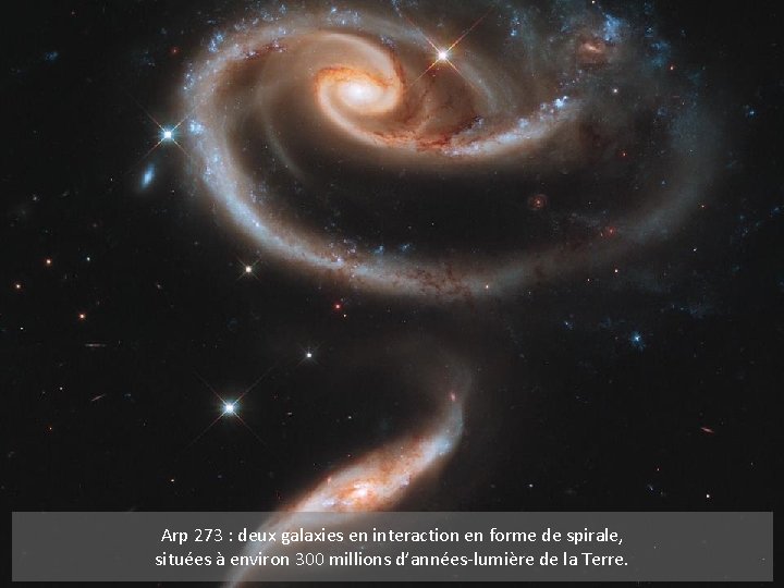 Arp 273 : deux galaxies en interaction en forme de spirale, situées à environ