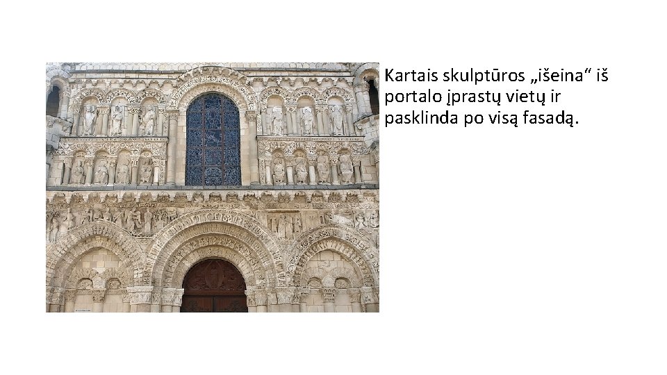 Kartais skulptūros „išeina“ iš portalo įprastų vietų ir pasklinda po visą fasadą. 