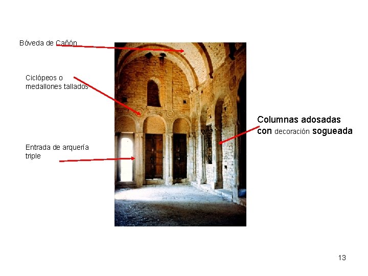 Bóveda de Cañón Ciclópeos o medallones tallados Columnas adosadas con decoración sogueada Entrada de