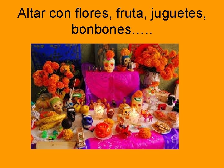 Altar con flores, fruta, juguetes, bonbones…. . 