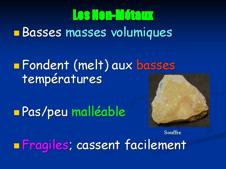 Les Non-Métaux n Basses masses volumiques n Fondent (melt) aux basses températures n Pas/peu