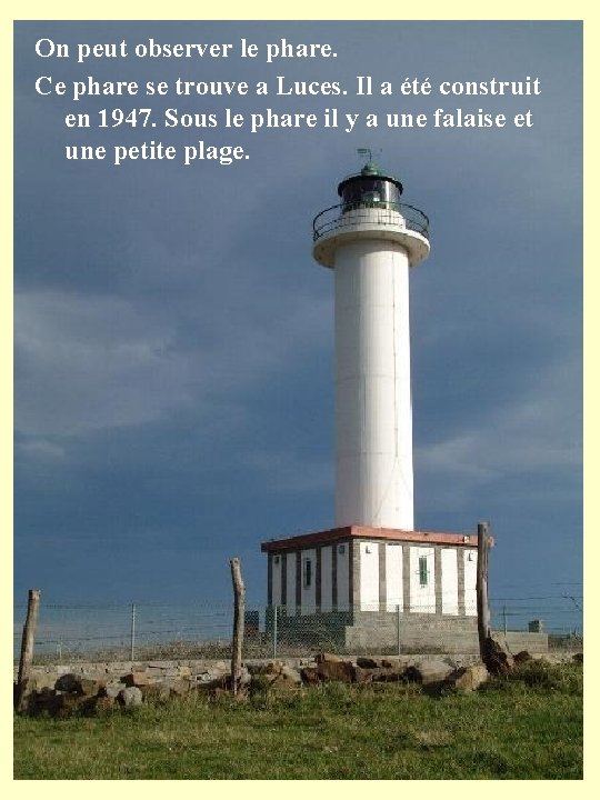 On peut observer le phare. Ce phare se trouve a Luces. Il a été