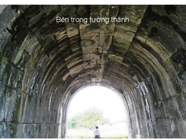 Bên trong tường thành 