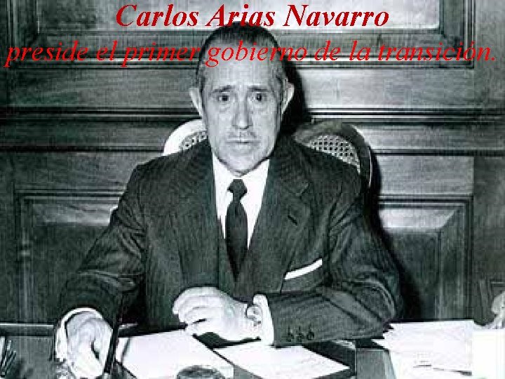 Carlos Arias Navarro preside el primer gobierno de la transición. 