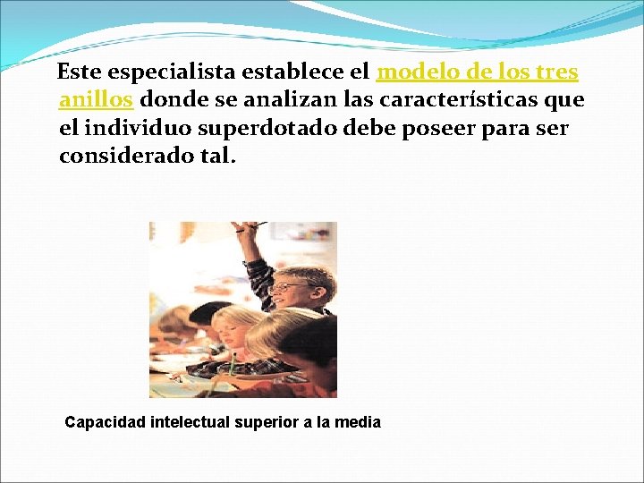 Este especialista establece el modelo de los tres anillos donde se analizan las características