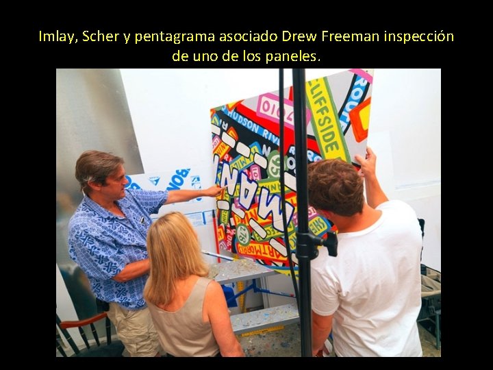 Imlay, Scher y pentagrama asociado Drew Freeman inspección de uno de los paneles. 