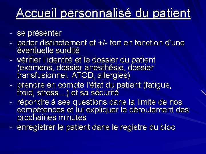 Accueil personnalisé du patient - se présenter - parler distinctement et +/- fort en