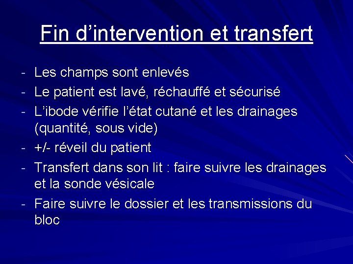 Fin d’intervention et transfert - Les champs sont enlevés - Le patient est lavé,