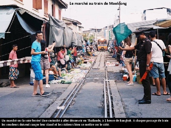 Le marché au train de Maeklong Un marché sur la voie ferrée! Une curiosité