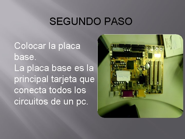 SEGUNDO PASO Colocar la placa base. La placa base es la principal tarjeta que
