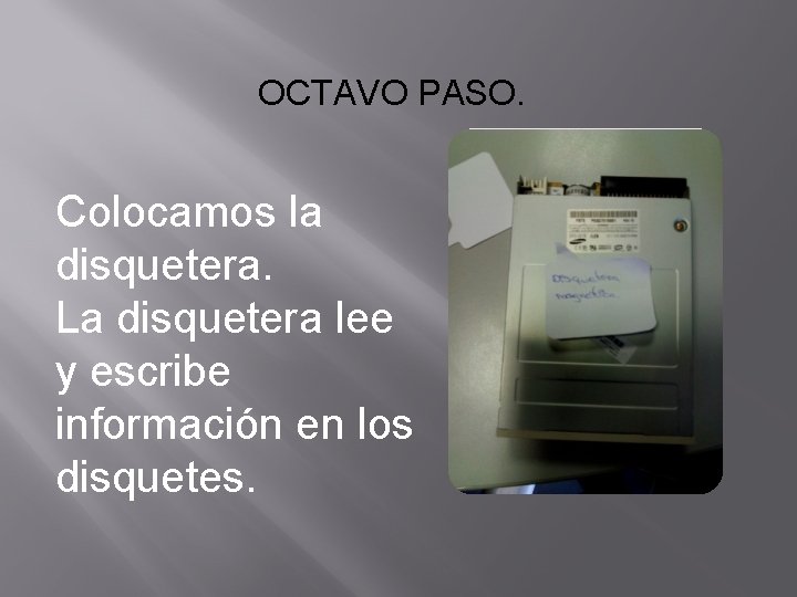 OCTAVO PASO. Colocamos la disquetera. La disquetera lee y escribe información en los disquetes.