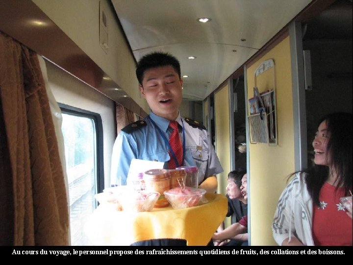 Au cours du voyage, le personnel propose des rafraîchissements quotidiens de fruits, des collations