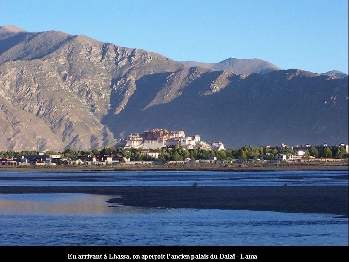 En arrivant à Lhassa, on aperçoit l’ancien palais du Dalaï - Lama 