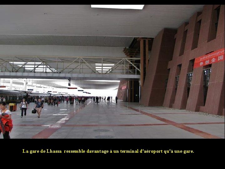 La gare de Lhassa ressemble davantage à un terminal d'aéroport qu'à une gare. 
