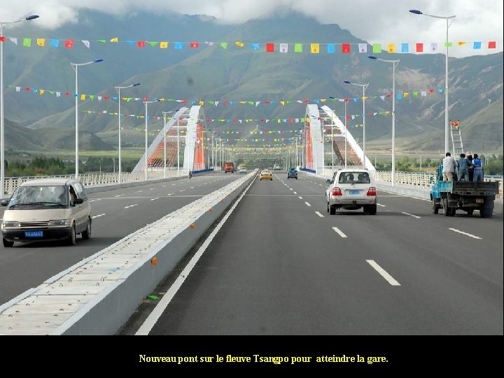 Nouveau pont sur le fleuve Tsangpo pour atteindre la gare. 
